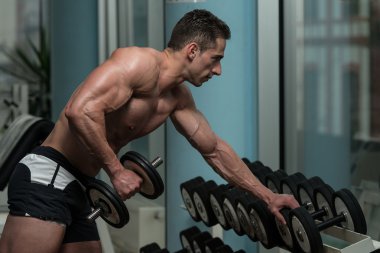 genç adam egzersiz dumbbells ile