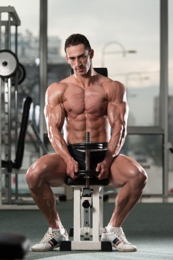 genç adam egzersiz dumbbells ile