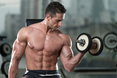 genç adam egzersiz dumbbells ile