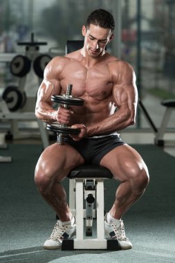 pazı dumbbells ile egzersiz vücut geliştirmeci