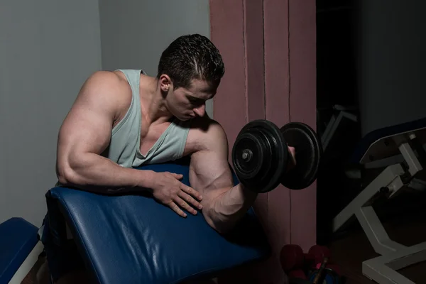 Jovem trabalhando fora bíceps — Fotografia de Stock