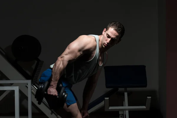 Homem muscular exercitando tríceps — Fotografia de Stock