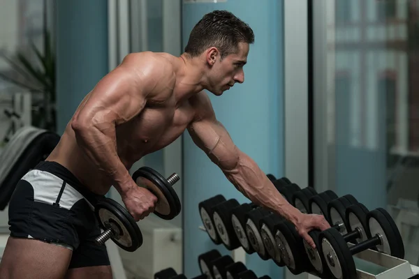 Hombre joven Ejercicio con sombrillas — Foto de Stock