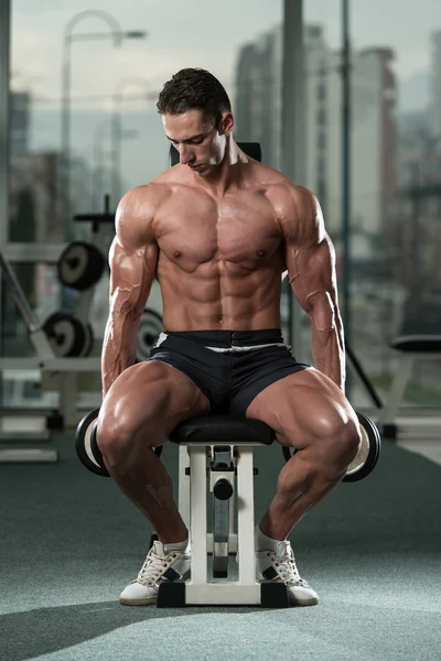 Joven haciendo ejercicio bíceps — Foto de Stock