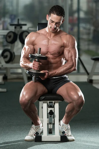 Bodybuilder uitoefening biceps met halters — Stockfoto