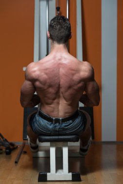 Egzersizler oturmuş satır makinede geri