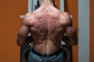 geri egzersiz yaparak sağlıklı genç adam