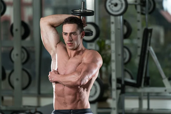 Kroppsbyggare tränar triceps med hantlar — Stockfoto