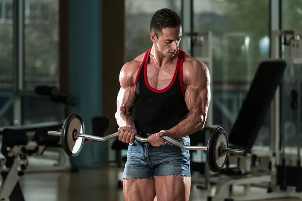 Hombre muscular ejercitando bíceps — Foto de Stock