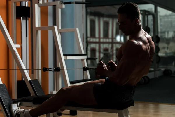 Joven saludable haciendo ejercicio para la espalda — Foto de Stock