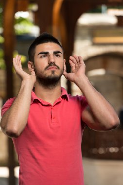 Müslüman camide dua