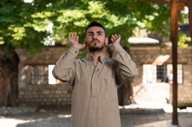 Müslüman adam camide namaz kılıyor.