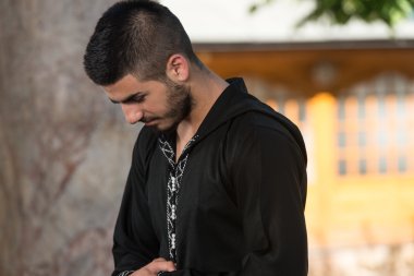 dishdasha'nın Müslüman erkekte camide dua ediyor