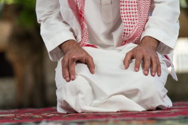 camide dua erkek el yakın çekim