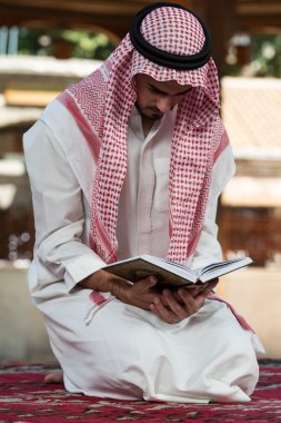 Müslüman adam camide namaz kılıyor.
