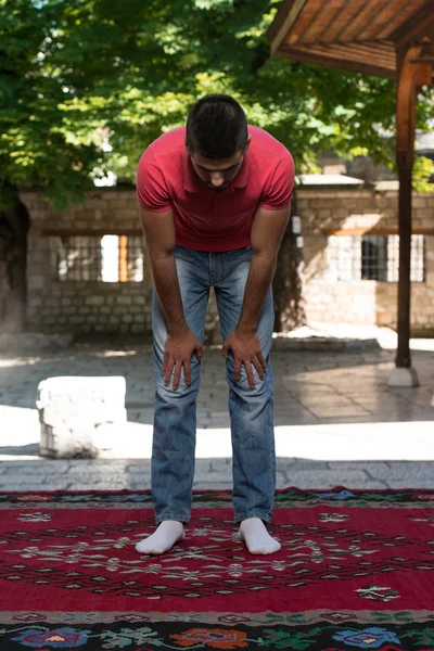 Молитва в мечети на улице — стоковое фото