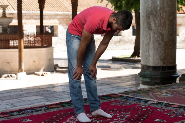 Unga muslimska killen be — Stockfoto