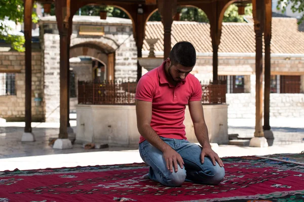 Muslimska be i moskén — Stockfoto