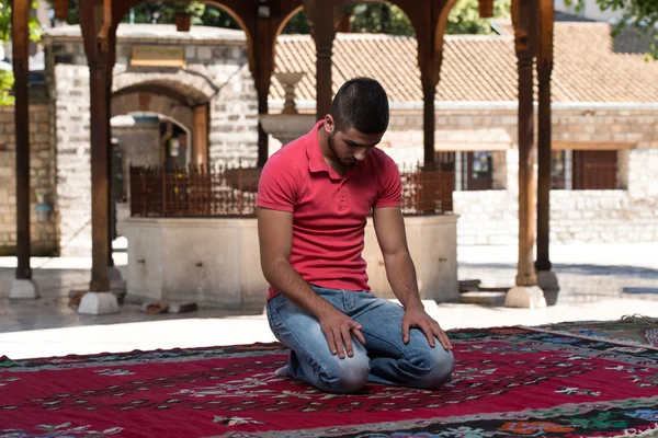 Prière à la mosquée à l'extérieur — Photo