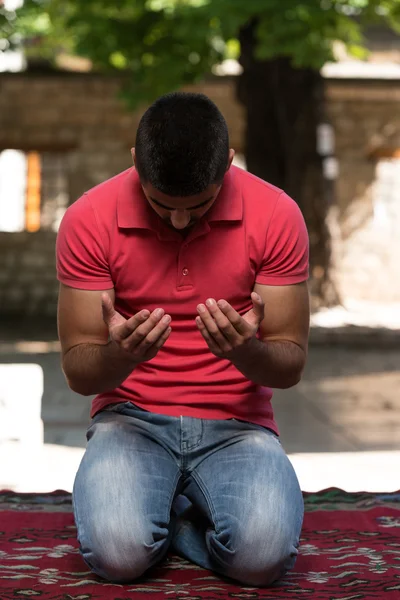 Young Muslim Guy Praying — Stock Photo, Image