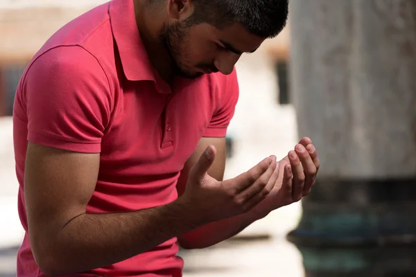 Muçulmano rezando na mesquita — Fotografia de Stock