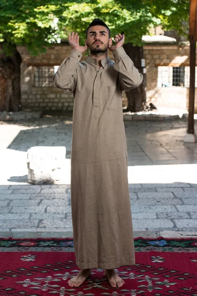 Homme musulman priant à la mosquée — Photo