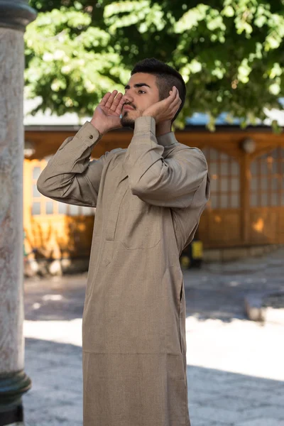 Ung muslimsk man som ber — Stockfoto