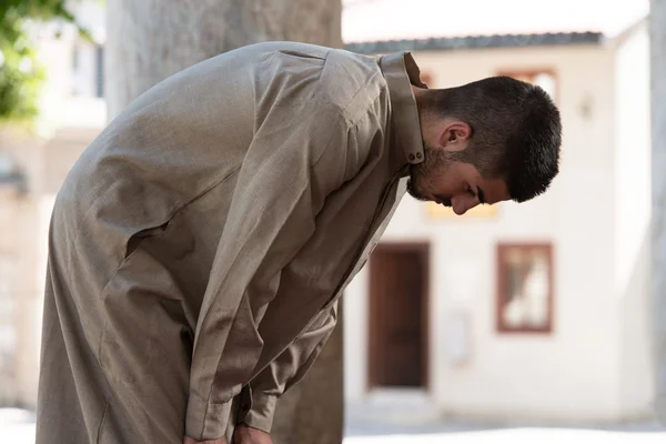 Jonge moslim biddende man — Stockfoto