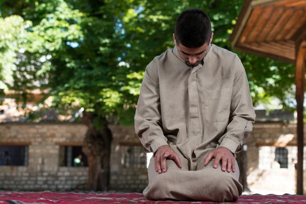 Junger muslimischer Mann betet — Stockfoto