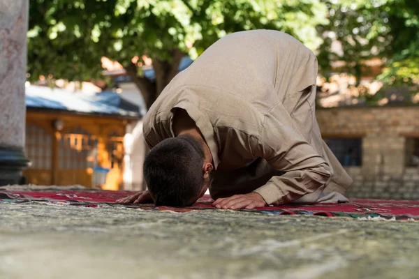 Muslimska be i moskén — Stockfoto