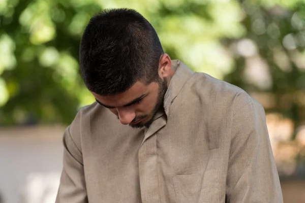 Pemuda Muslim Guy Berdoa — Stok Foto