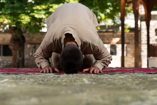 Muslim Man se modlí v mešitě — Stock fotografie