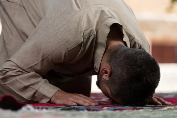 Uomo musulmano che prega alla moschea — Foto Stock