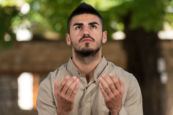 ชายหนุ่มมุสลิม อธิษฐาน — ภาพถ่ายสต็อก