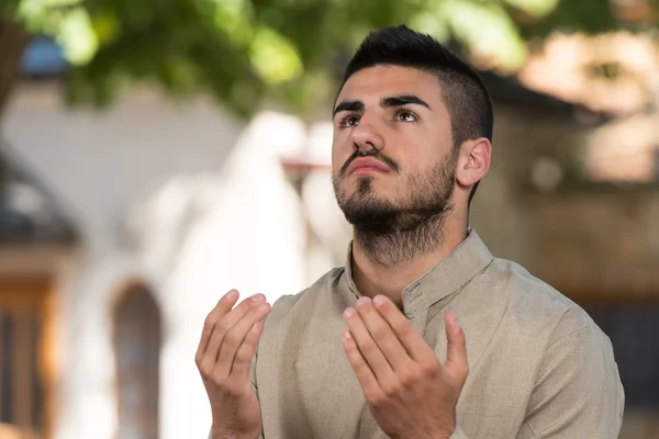 Muslimsk man be i moskén — Stockfoto