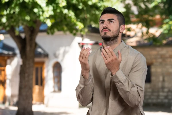 Mladé muslimské chlap se modlí — Stock fotografie