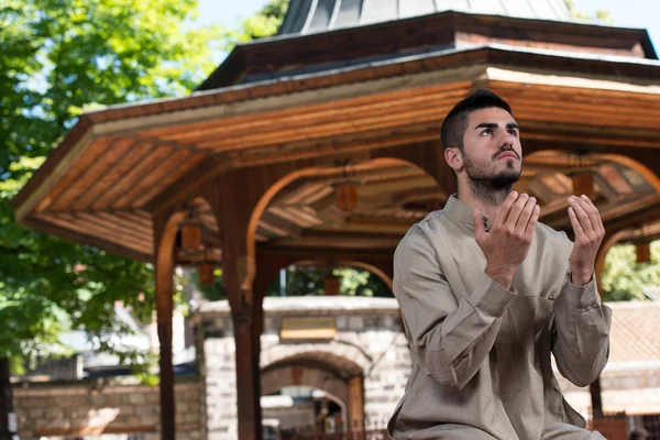 Muçulmano rezando na mesquita — Fotografia de Stock