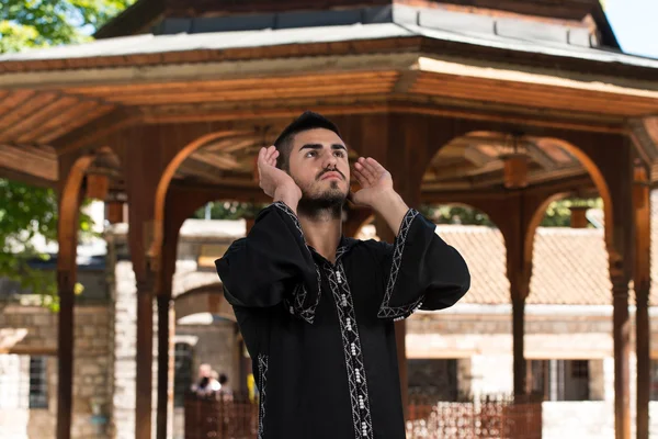 Bescheiden moslim in dishdasha gebed — Stockfoto