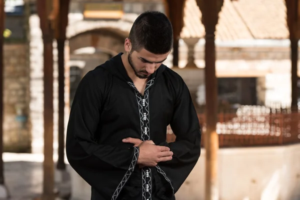 Jonge moslim biddende man — Stockfoto
