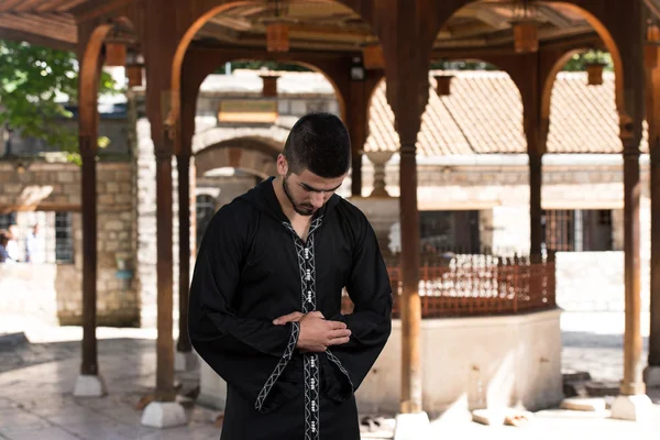 Muslimský muž se modlí na mešitu — Stock fotografie