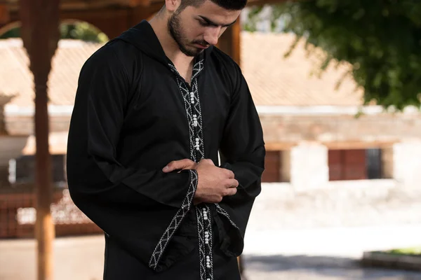 Close-up de mãos masculinas orando na mesquita — Fotografia de Stock