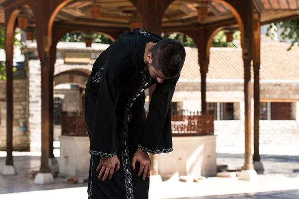 Moslim man in dishdasha Klaagmuur, moskee — Stockfoto