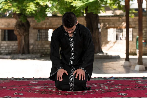 Moslim bidden in moskee — Stockfoto