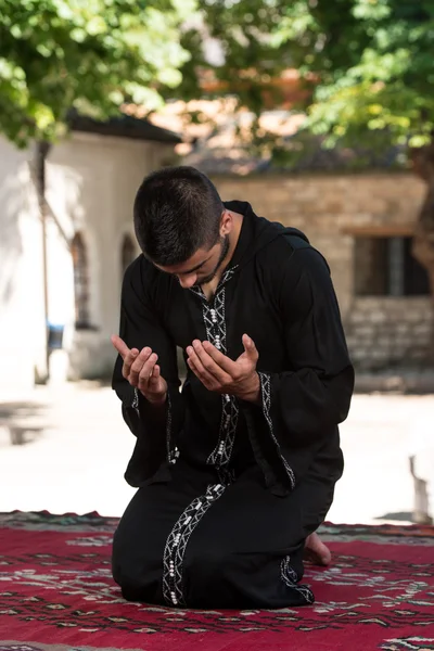 Muslime beten in Moschee — Stockfoto