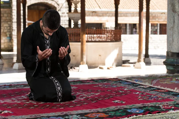 Homme musulman priant à la mosquée — Photo