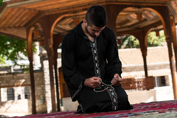 Dishdasha'nın Müslüman erkekte camide dua ediyor — Stok fotoğraf