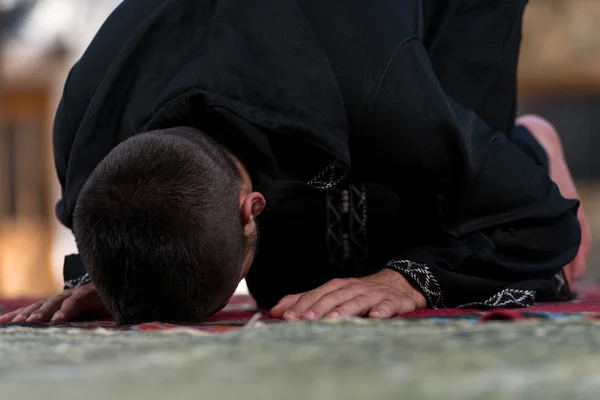 Hombre musulmán en Dishdasha está orando en la mezquita — Foto de Stock