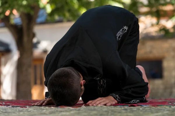 Muslim betet in der Moschee — Stockfoto