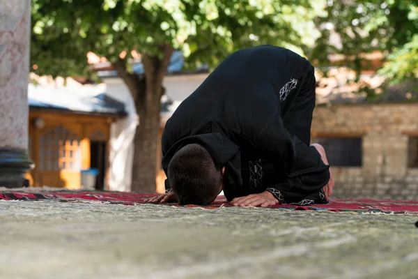 Ung muslimsk man som ber — Stockfoto