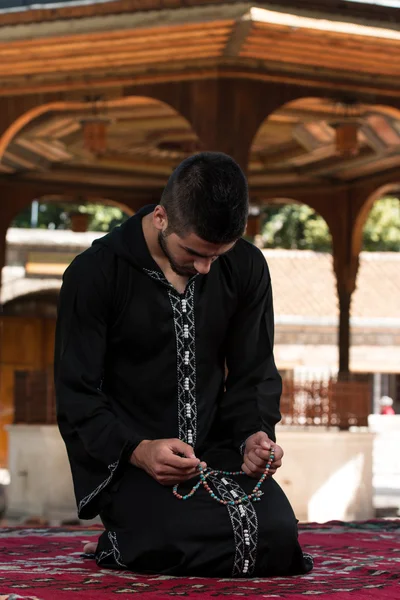 Junger muslimischer Kerl betet — Stockfoto